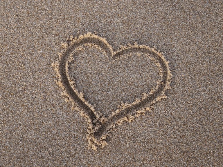 Herz in Sand gemalt mit Finger