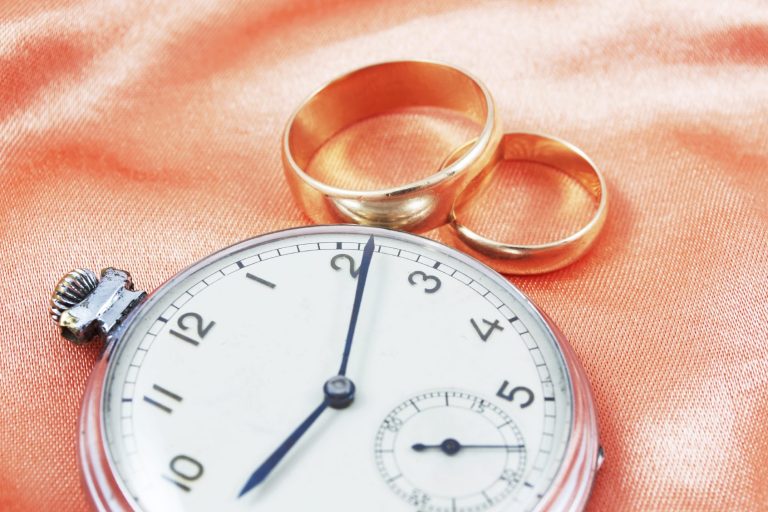 Taschenuhr und zwei goldenen Ringe