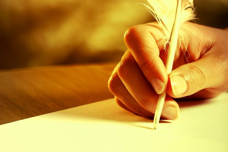 Eine Hand mit einer Schreibfeder