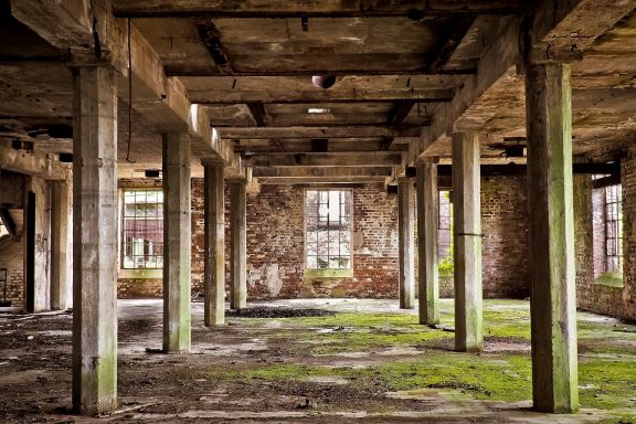Verlassenes Fabrikgebäude mit vermoostem Boden-ein Ort zum Heiraten?